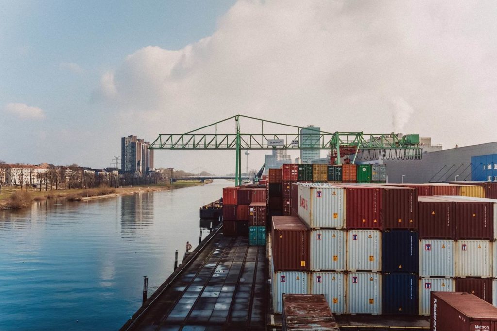 Fotografie in Mannheim, Bild vom Neckar und Container
