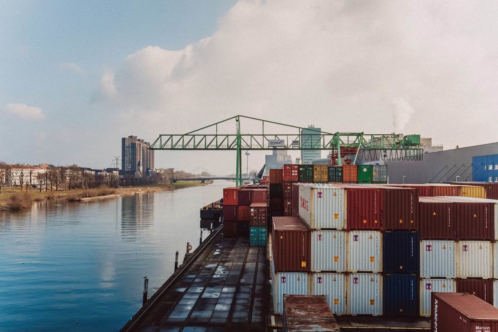 Fotografie in Mannheim, Bild vom Neckar und Container