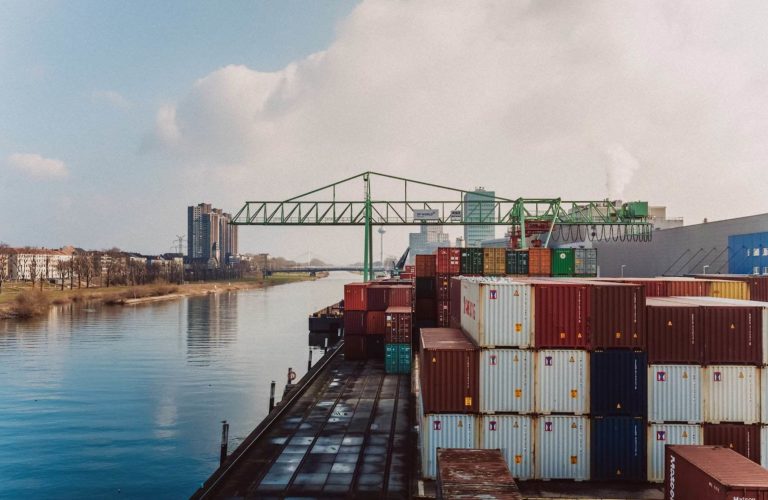 Fotografie in Mannheim, Bild vom Neckar und Container
