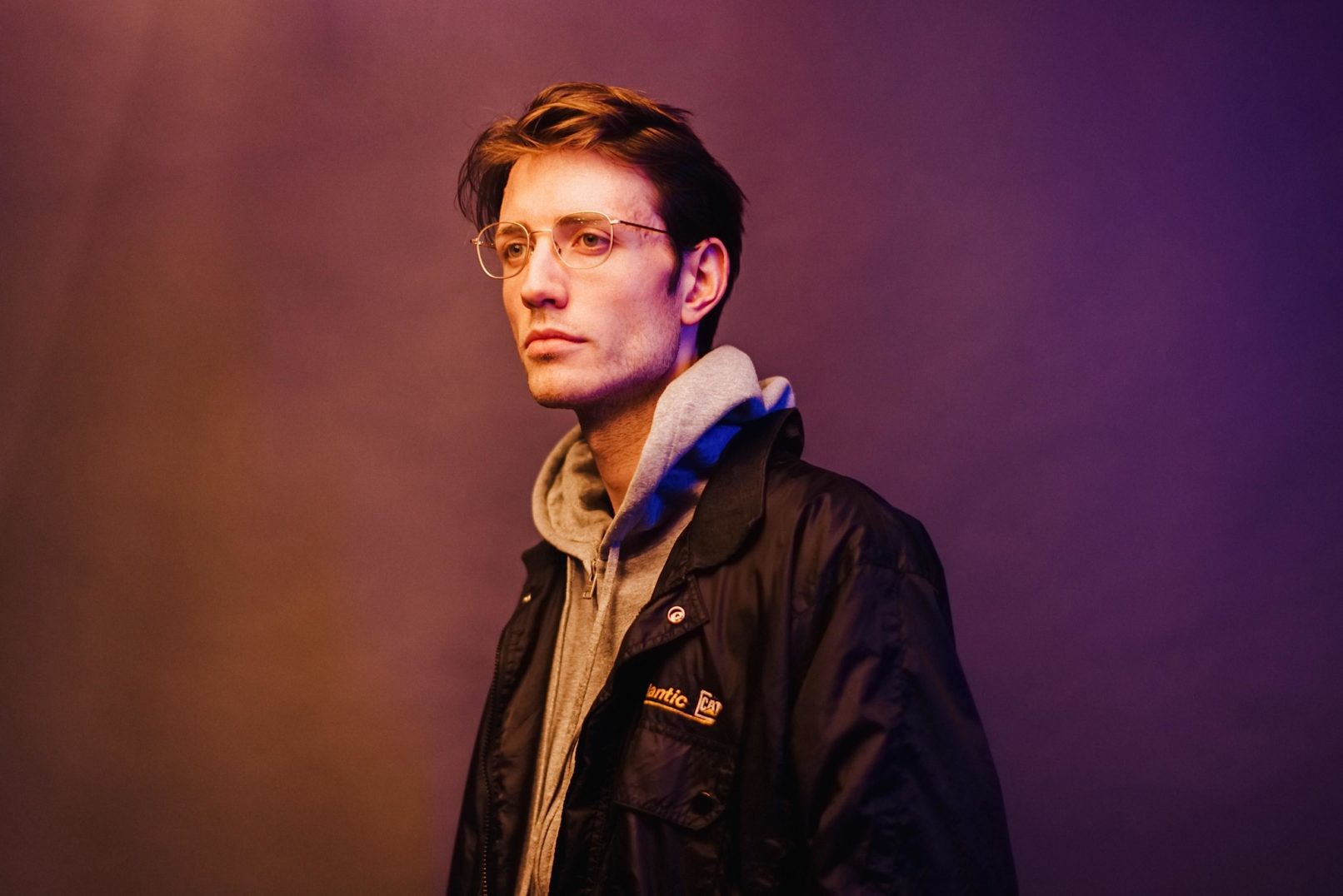 Pressebilder DJ Portraitshooting Bomberjacke