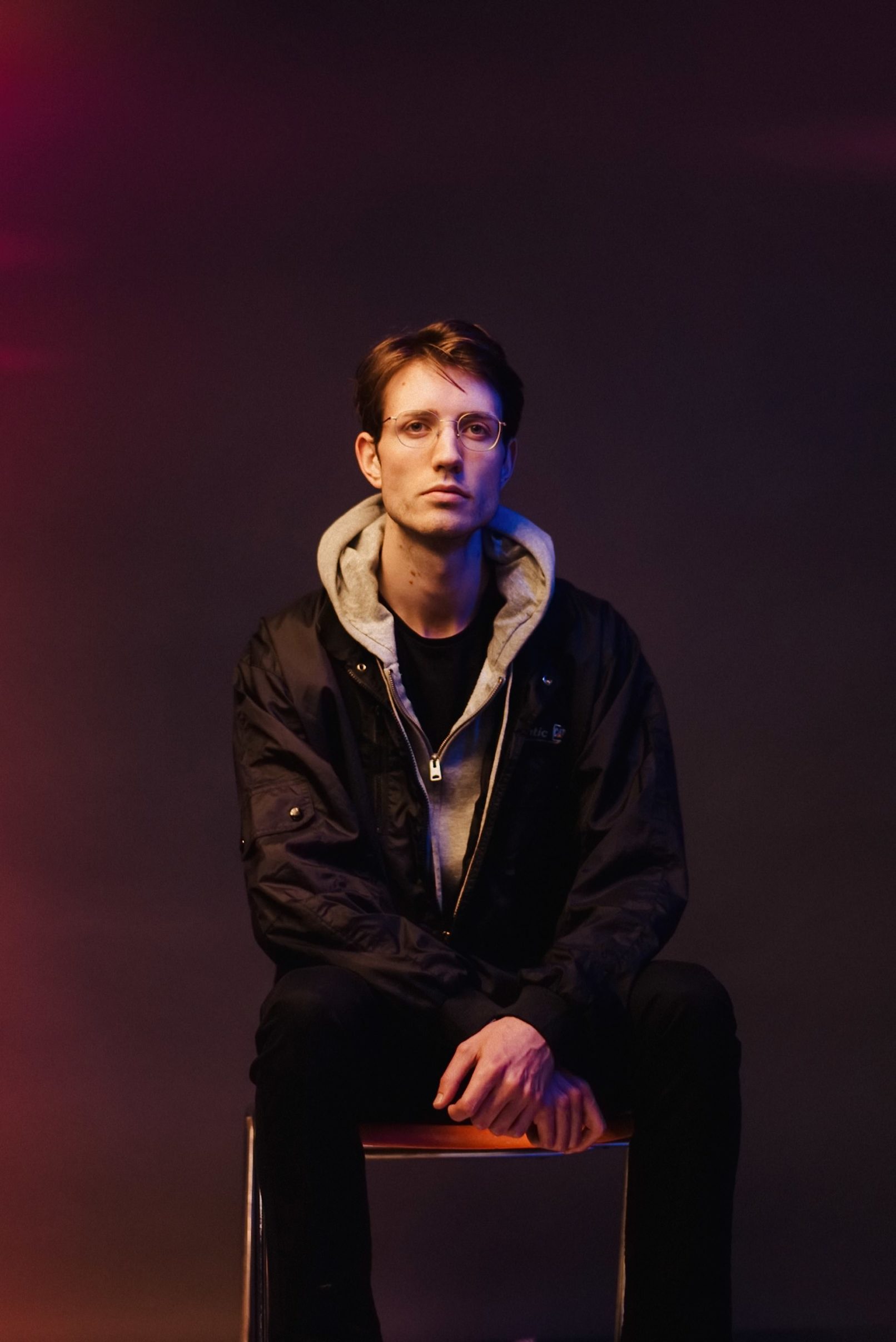 Pressebilder DJ Portraitshooting lila rot