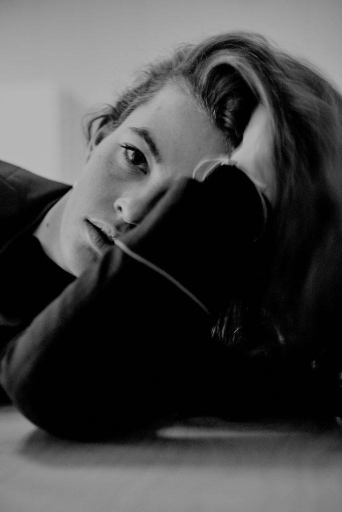 Portraitfotograf in der Pfalz - Portraitfotos Tanja in schwarz weiß
